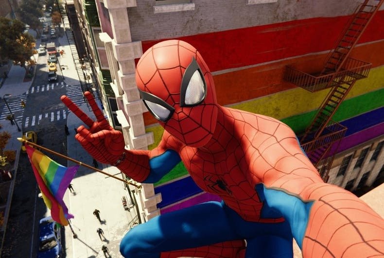 Selfie in-game di Spider-Man in Marvel's Spider-Man per PS4; sullo sfondo la bandiera arcobaleno simbolo del Pride