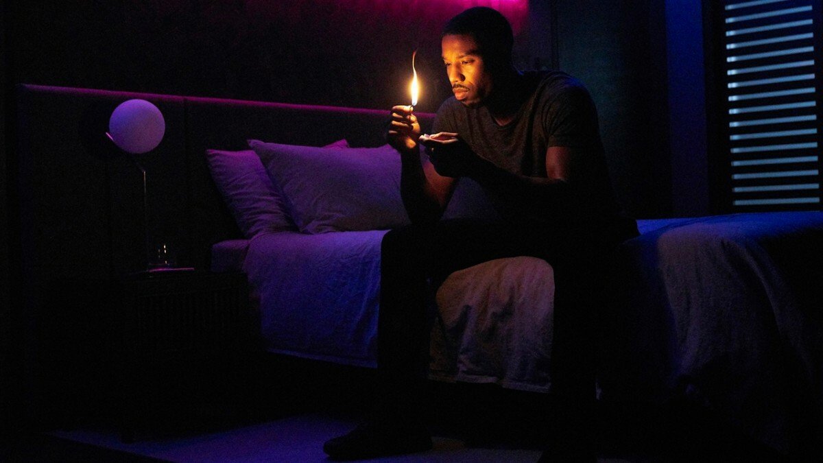 Michael B. Jordan con una fiamma accesa in una scena di Fahrenheit 451
