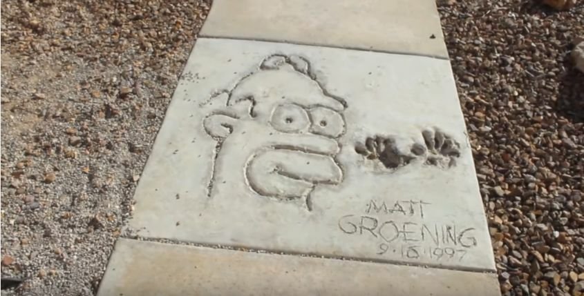Homer Simpson disegnato nel cemento da Matto Groening