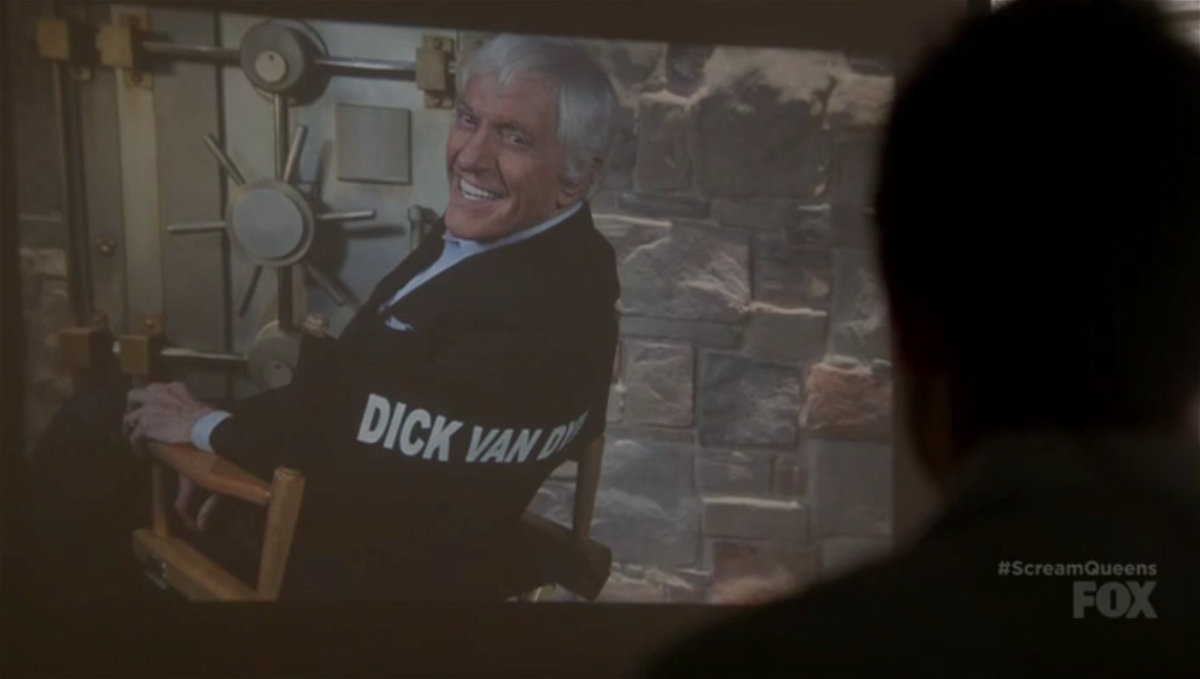 Dick Van Dyke su uno schermo in Scream Queens