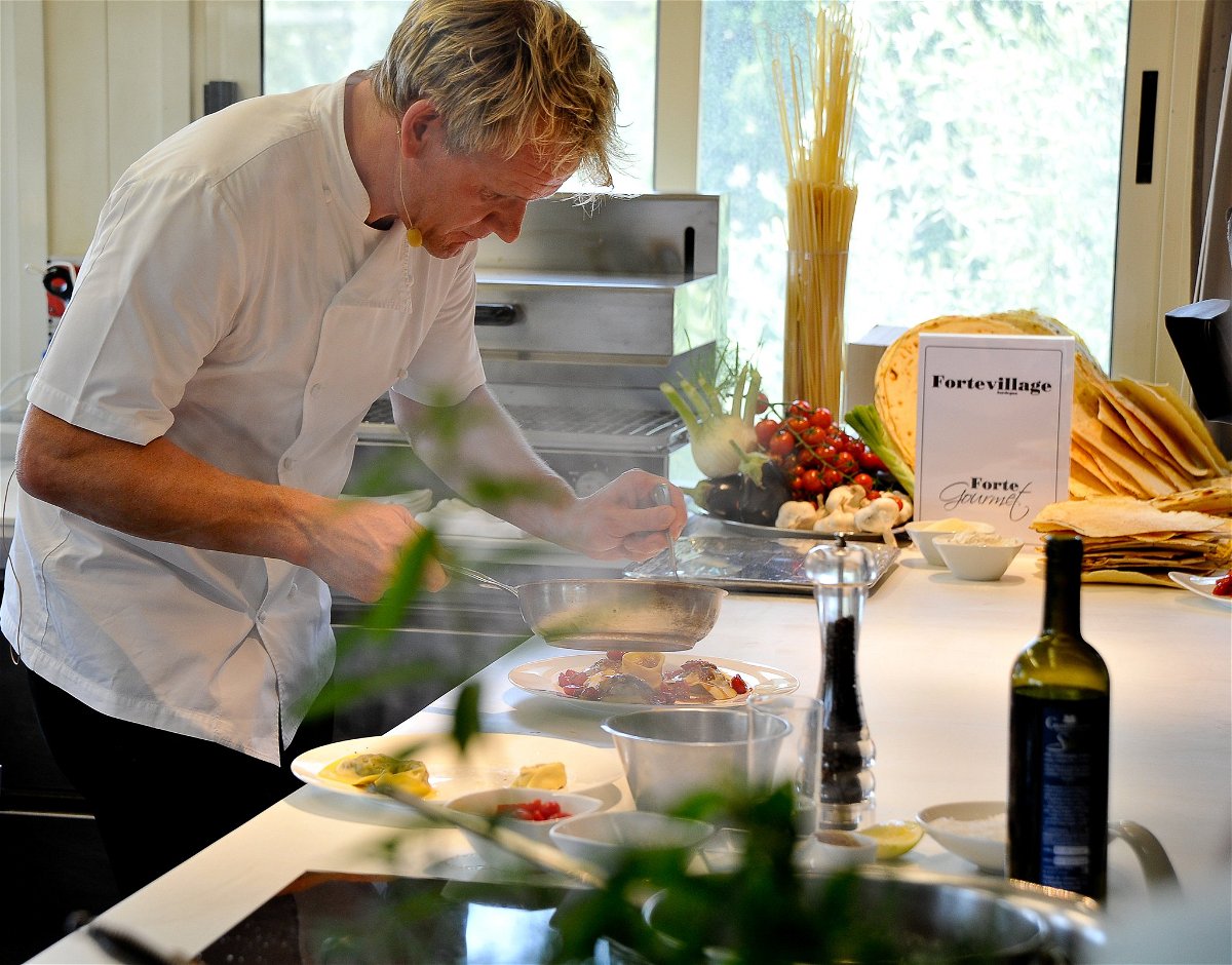 Il cuoco Gordon Ramsay ripreso durante un programma televisivo natalizio
