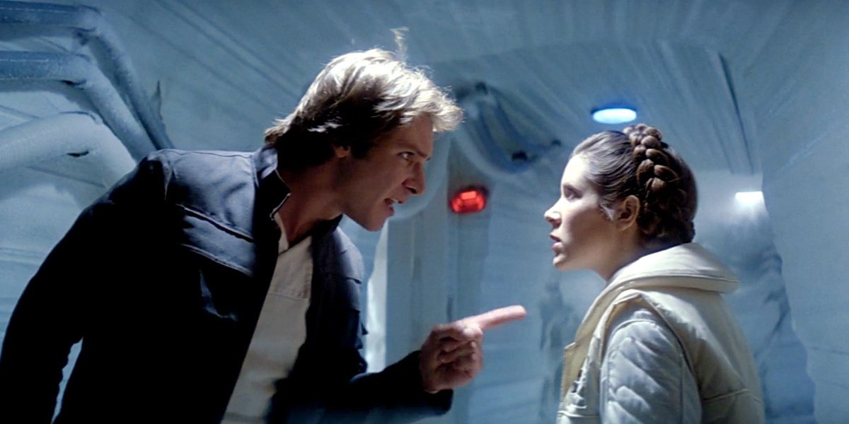 Mezzibusti di Harrison Ford e Carrie Fisher mentre discutono, nei corridoi della base sul pianeta Hoth