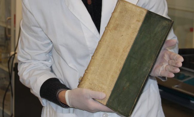 Uno dei libri con l'arsenico rivenuti in Danimarca