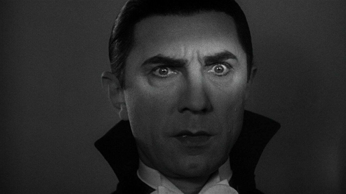 Una sottile striscia di luce illumina lo sguardo inquietante di Dracula (Bela Lugosi)