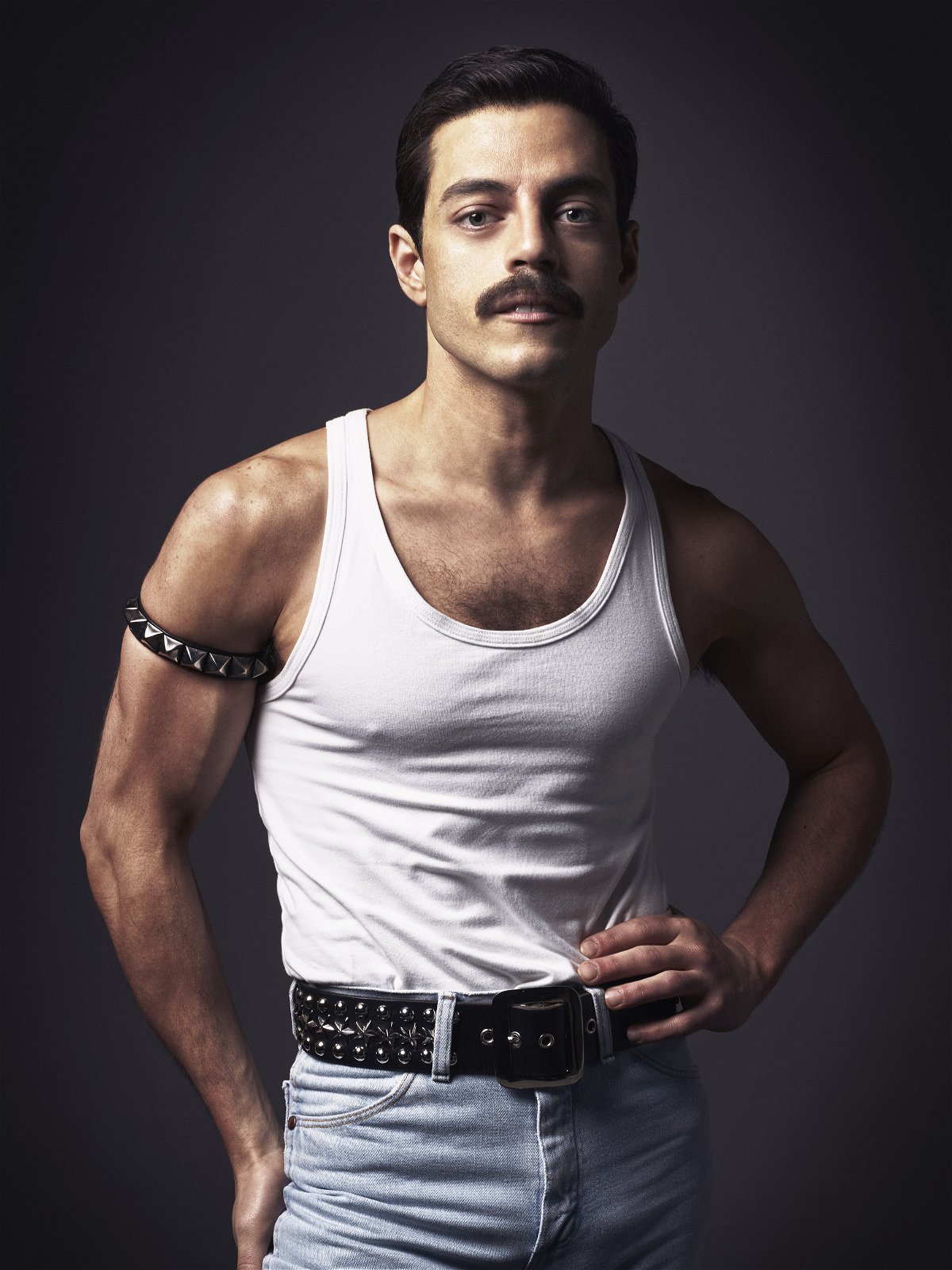 Mezza figura di Rami Malek in tenuta da Freddie Mercury al Live Aid