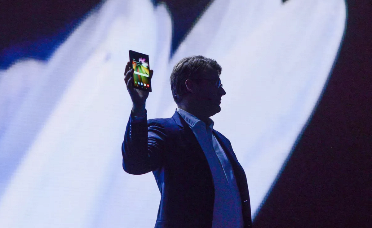 Una foto di Justin Denison e del nuovo smartphone pieghevole di Samsung
