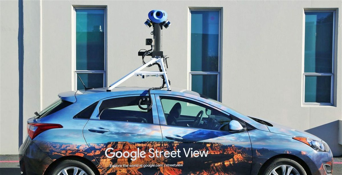 Primo piano di una Google Car attrezzata con telecamere a 360 gradi per le riprese di Google Street View,