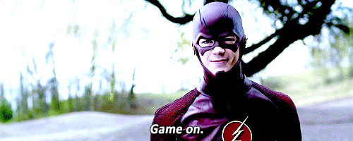 Barry Allen con il costume da Flash e aria di sfida