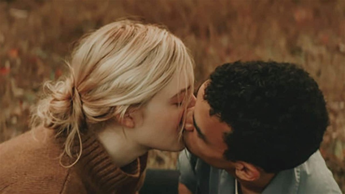 Violet e Theo si baciano in una scena di Raccontami di un giorno perfetto