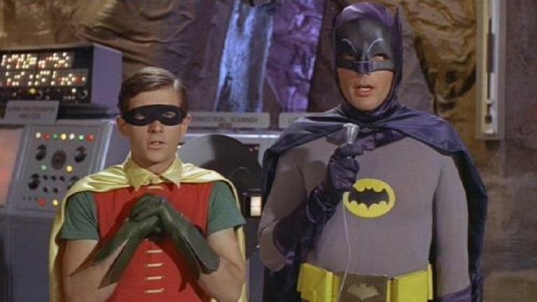 Mezzibusti di Adam West e Burt Ward nei panni di Batman e Robin, nella Bat-caverna