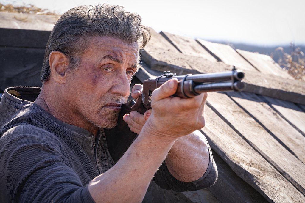 Sylvester Stallone punta il fucile in Rambo: Last Blood