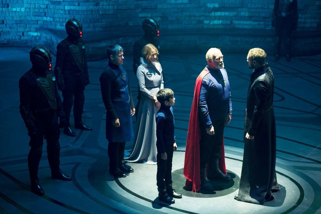 I personaggi di Krypton mentre discutono