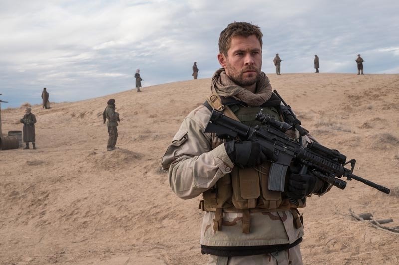 Chris Hemsworth imbraccia il fucile in 12 Soldiers