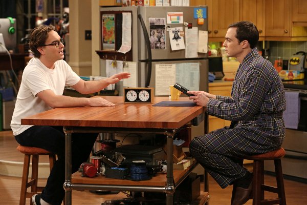 Leonard e Sheldon parlano in cucina