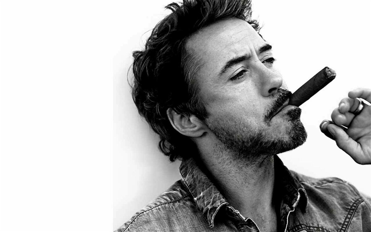 Robert Downey Jr. si gode un sigaro