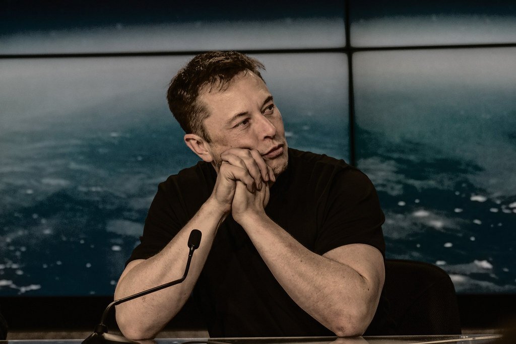Foto di Elon Musk durante un intervento pubblico