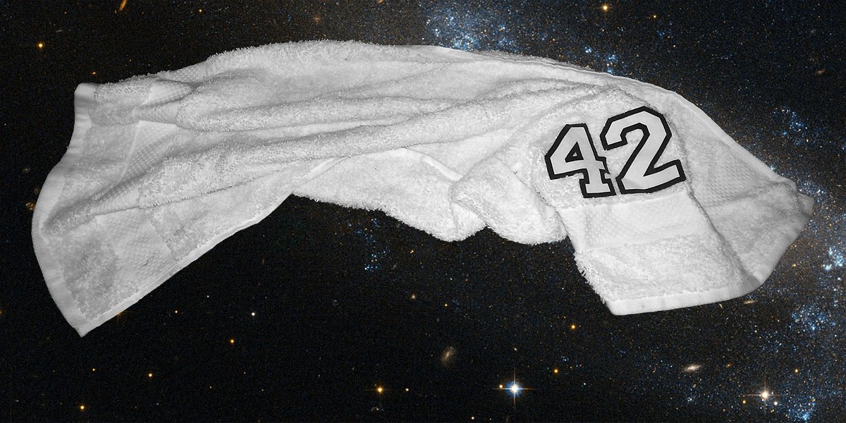 Un asciugamano con impresso il numero 42 in onore del Towel Day