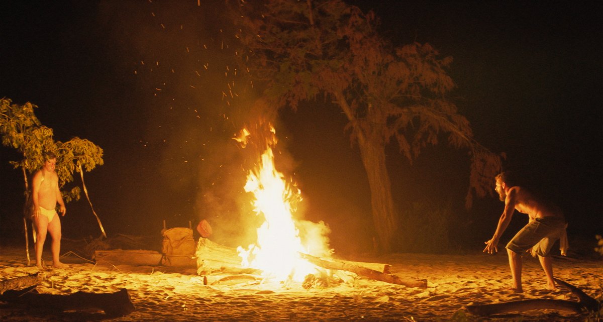 Zac e Tyler intorno al fuoco
