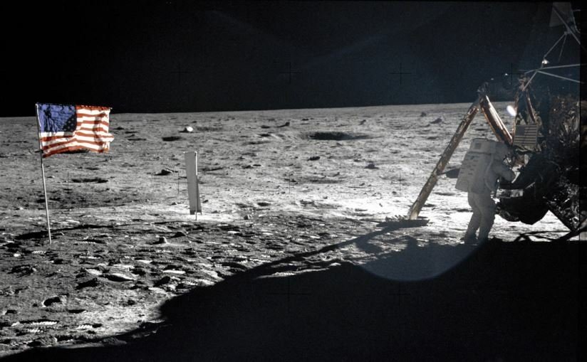 Una foto dove è possibile osservare un astronauta sulla Luna