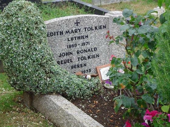 La tomba di Tolkien e sua moglie Edith a cui sono stati aggiunti i nomi di Beren e Luthien