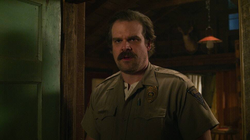 Lo sceriffo Jim Hopper (interpretato da David Harbour) in una scena della terza stagione