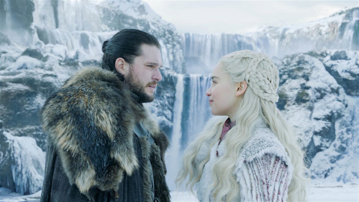 Kit Harington ed Emilia Clarke in Game of Thrones 8