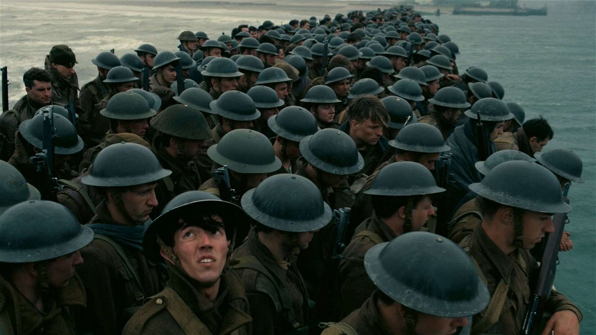 Gli attori nelle vesti di soldati in Dunkirk
