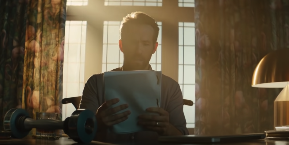 Clicca per vedere l'immagine originale Ryan Reynolds ha in mano il copione di Lanterna Verde