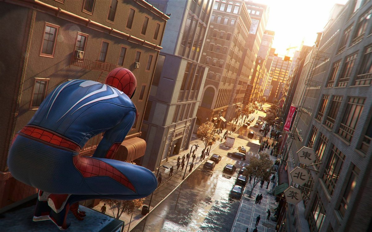 Spider-Man osserva una strada di New York
