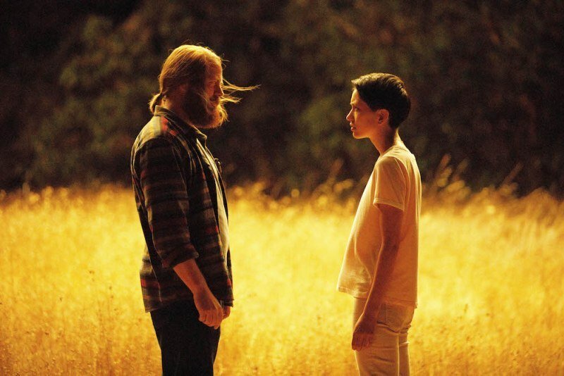 Nick Offerman e Sonoya Mizuno faccia a faccia in un campo di grano in una scena di Devs