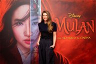 Copertina di Intervista a Niki Caro, regista di Mulan: il mio film racconta il prezzo del potere per le donne