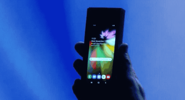 Una GIF mostra le due modalità del nuovo dispositivo pieghevole di Samsung: smartphone e tablet