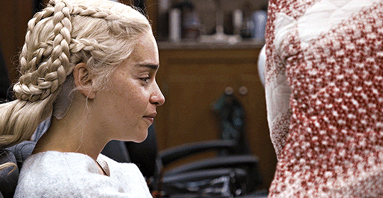 Emilia Clarke commossa sul set di GoT 8