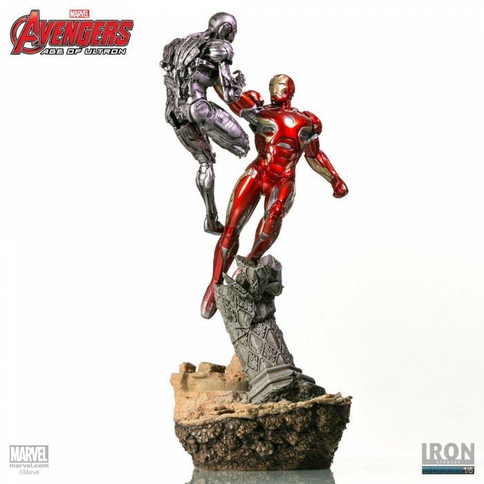 Iron Man e Ultron su piedistallo