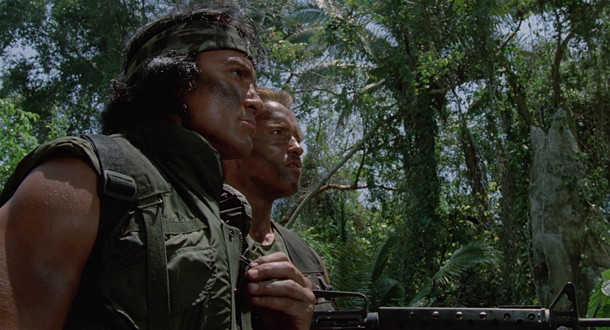 Sonny Landham e Arnold Schwarzenegger in una scena di Predator