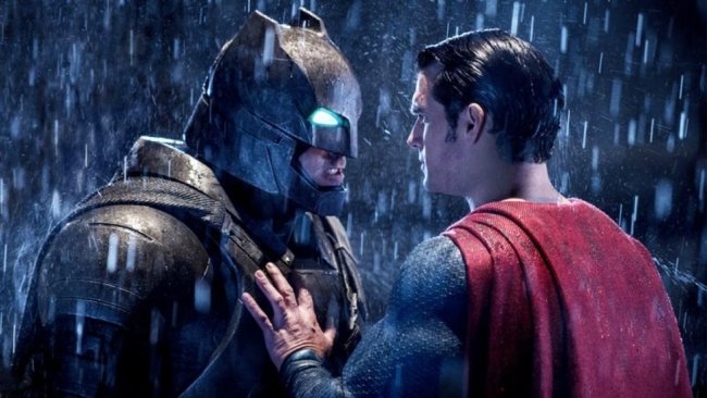 Il Cavaliere Oscuro e l'Uomo d'Acciaio in una scena di Batman V Superman