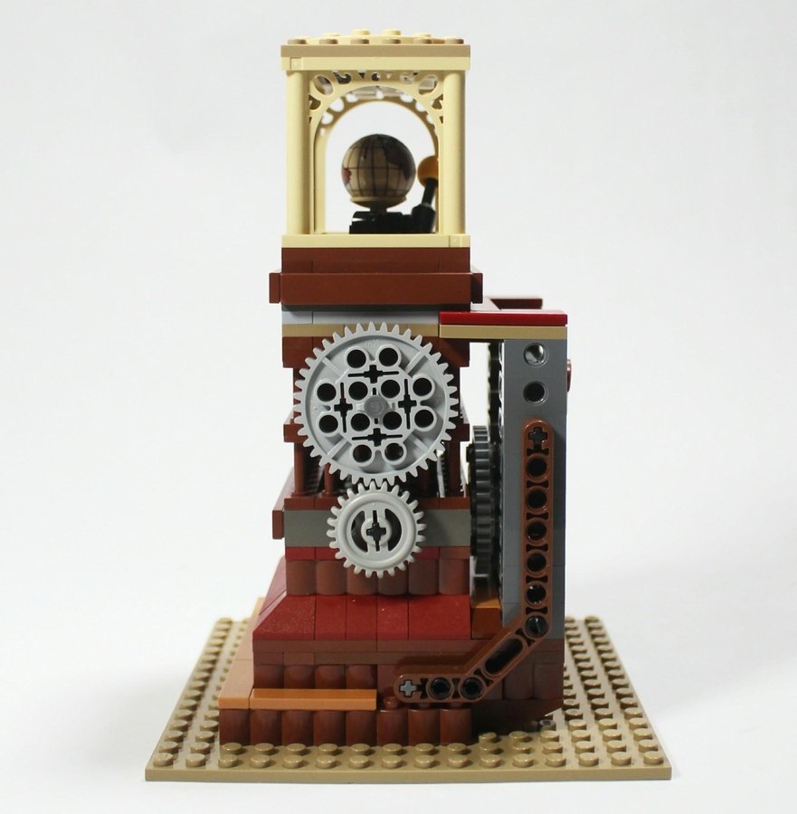 Dettaggli sugli ingranaggi funzionanti presenti nella base del set di LEGO Ornitottero di Leonardo da Vinci