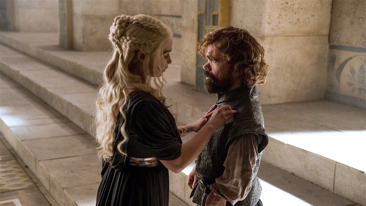 Emilia Clarke e Peter Dinklage sul set di Game of Thrones