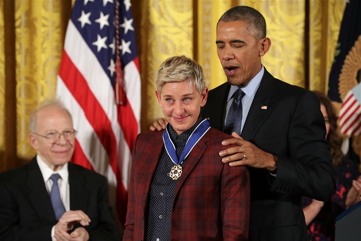 Ellen riceve un premio dall'allora Presidente Barak Obama