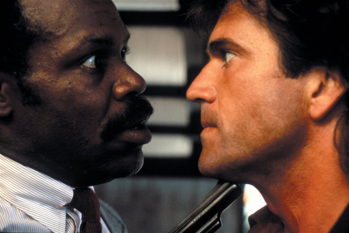 Mel Gibson e Danny Glover nel film Arma Letale