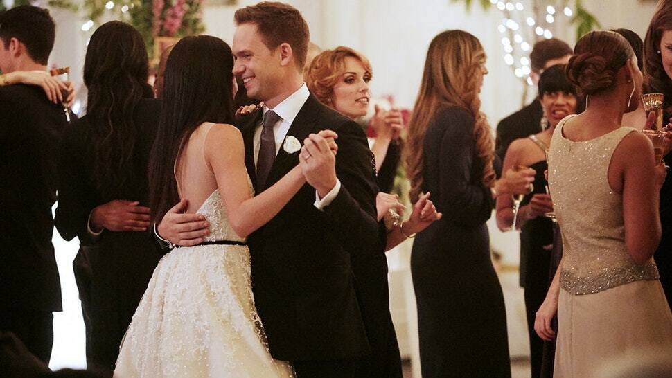 Mike e Rachel durante il loro matrimonio nella serie Suits