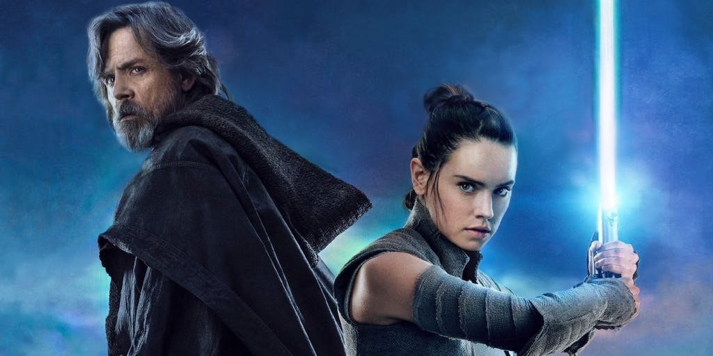Allieva e maestro: Rey con la sua lightsaber e Luke Skywalker