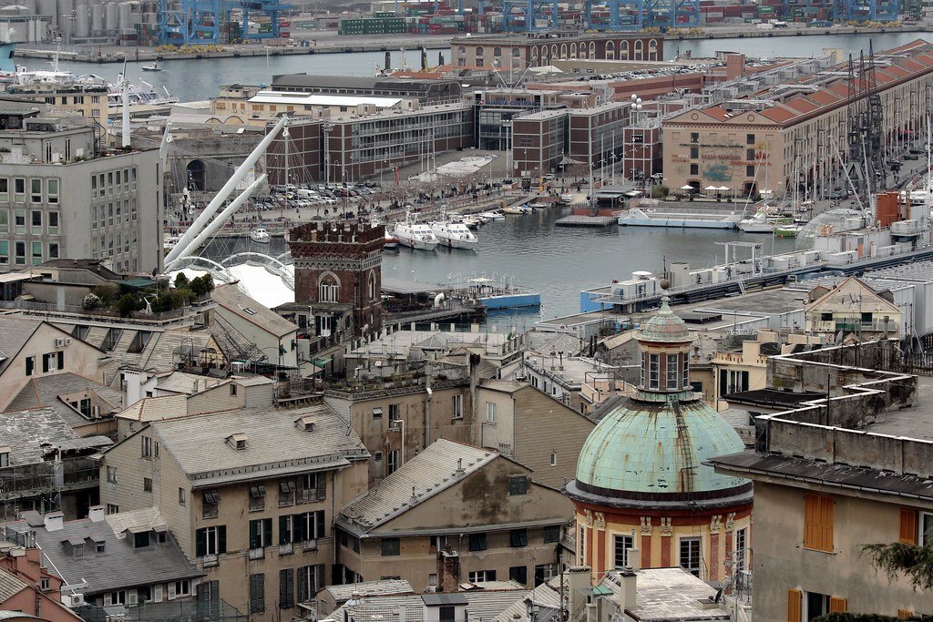 Panoramica del porto di Genova