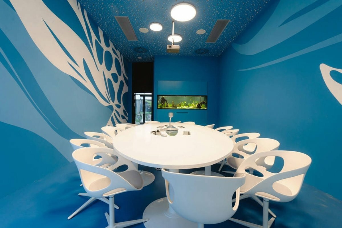 Primo piano del tavolo, sedie e pareti della sede di Microsoft a Vienna