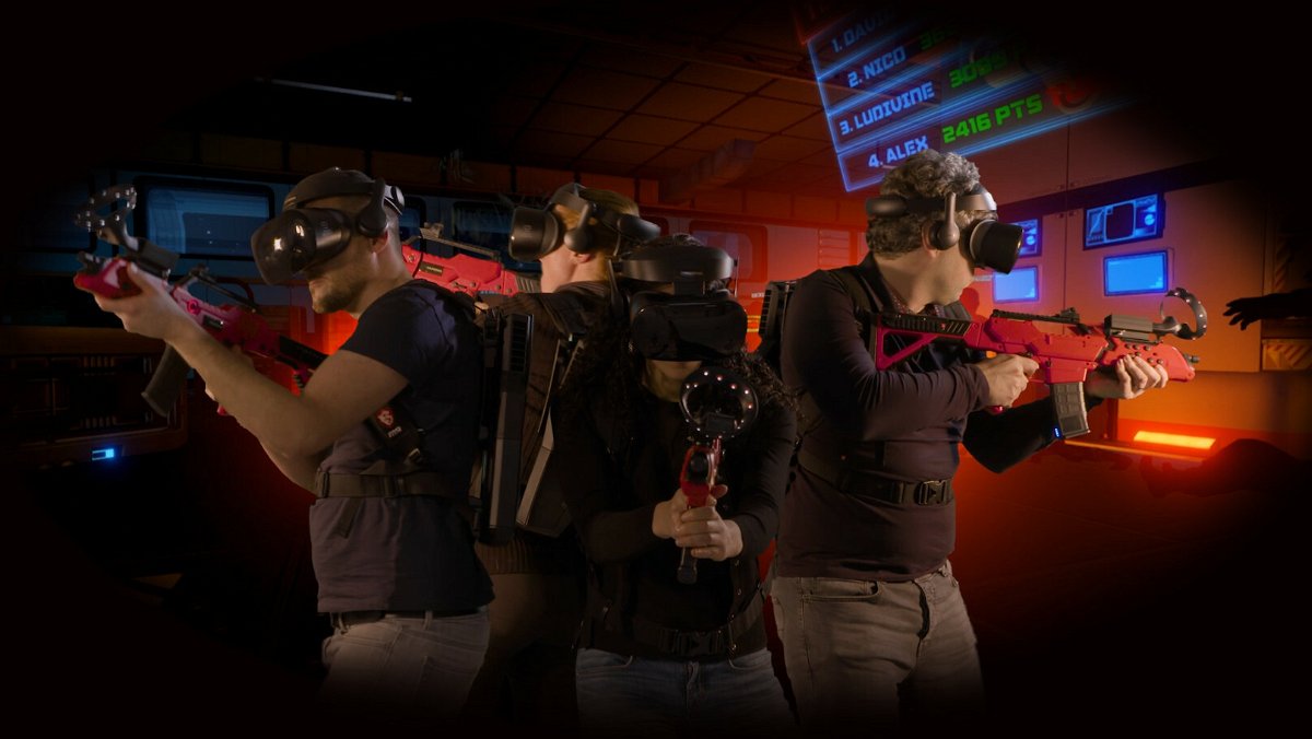 Un team impegnato a cacciare gli zombi nella VR Collaborativa di Parigi