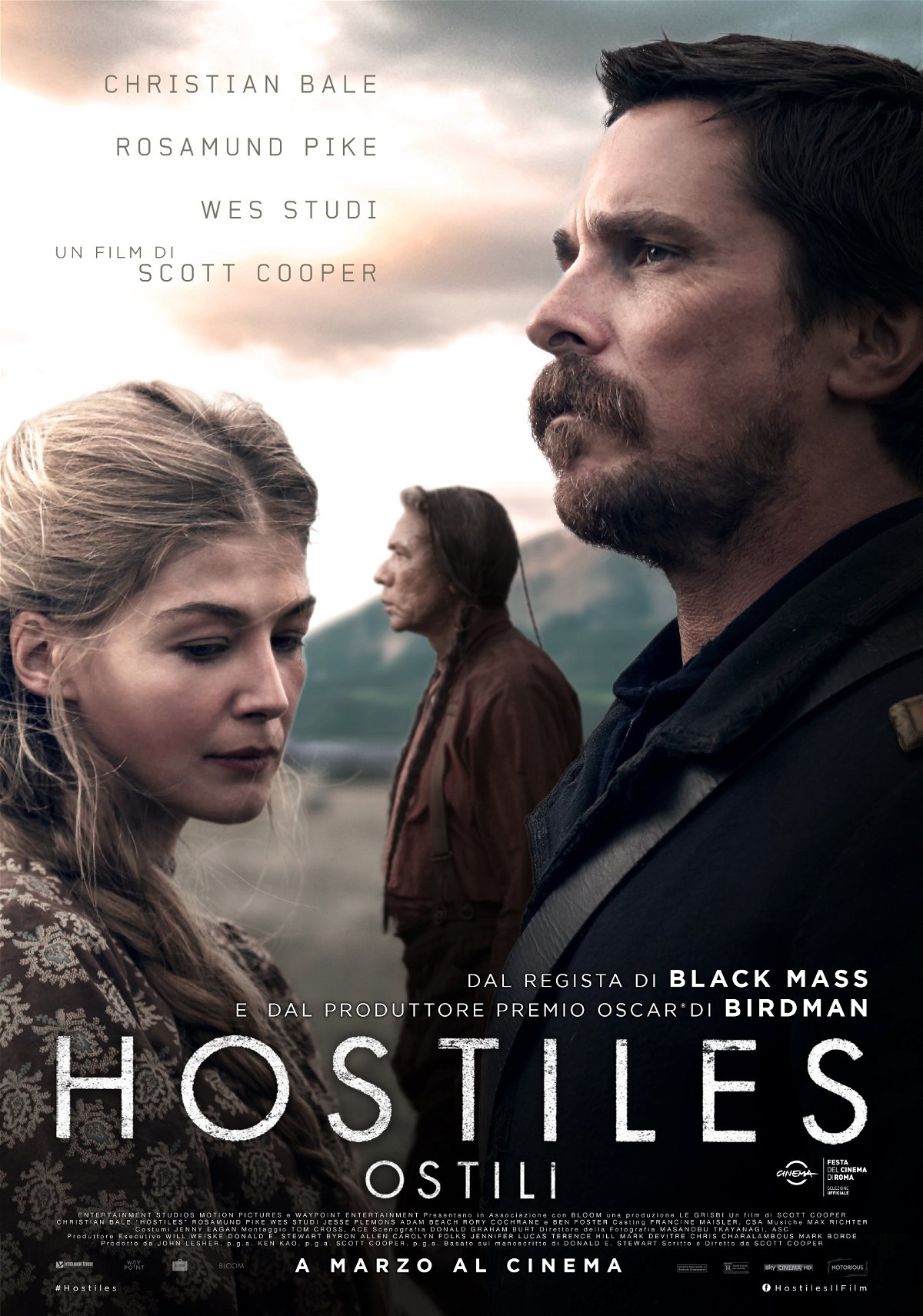 Christian Bale, Rosamund Pike e Wes Study nel manifesto italiano di Hostiles - Ostili