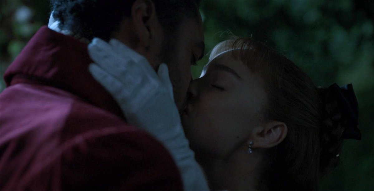 Il primo bacio tra il duca e Daphne in Bridgerton