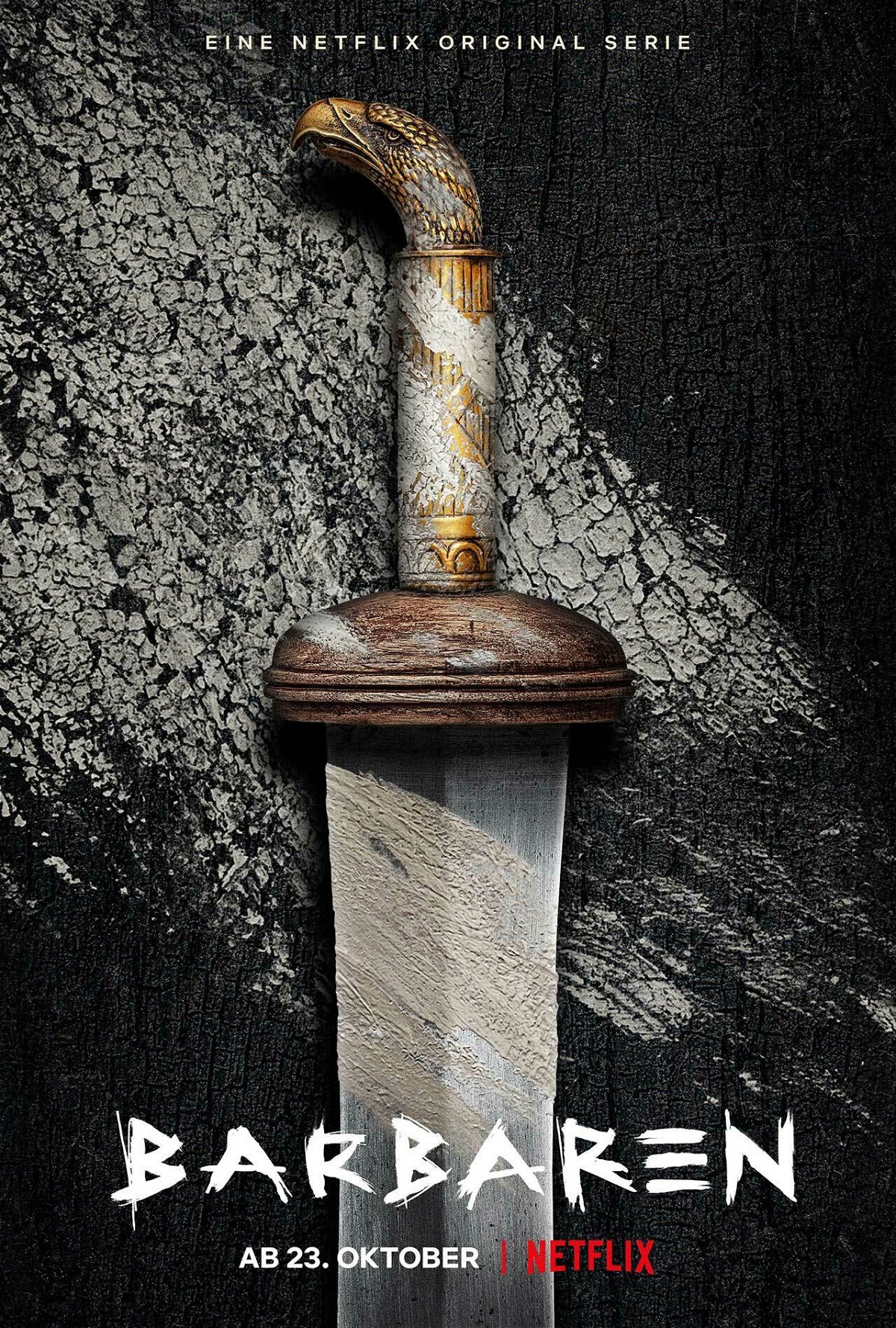 Una spada è pogiata su quello che sembra essere un tavolo di legno