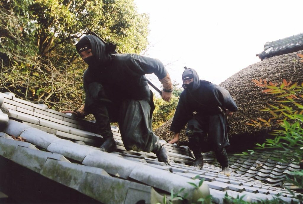 Dei ninja si muovono furtivamente sui tetti