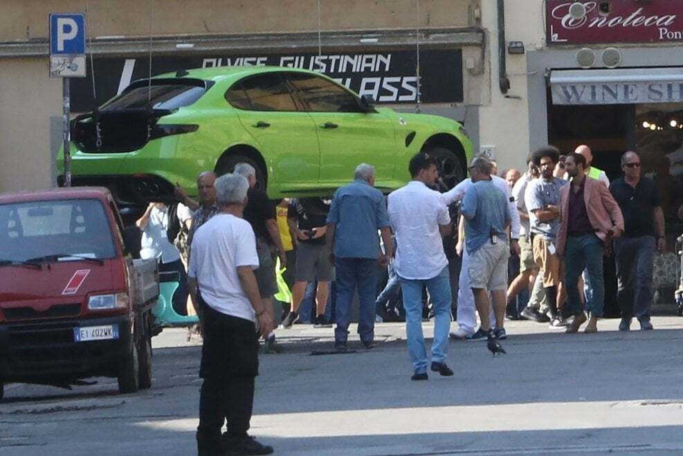 L'auto Alfa Giulia color verde ramarro sul set fiorentino del film Six Underground